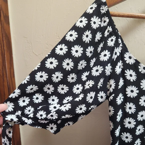 Forever 21 Black & White Floral Mini Dress - Picture 7 of 8